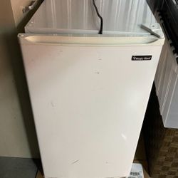 Magic Chef Mini-Fridge 