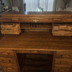 Beautiful Vintage Solid Oak Executive Roll Top Desk (circa 1970). 