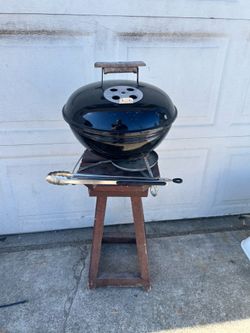 Small Weber Charcoal Grill with Stand and brand New Cover