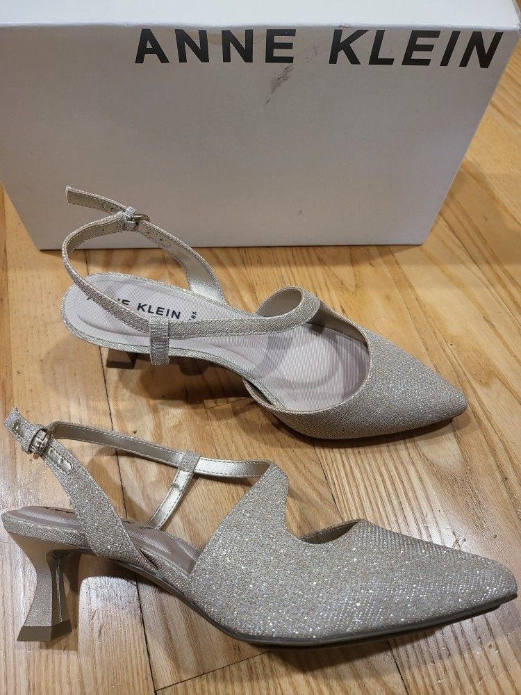 Anne Klein Women's IZZI Sculpted Kitten Heel Pump, Platinum, Size 5.5 M