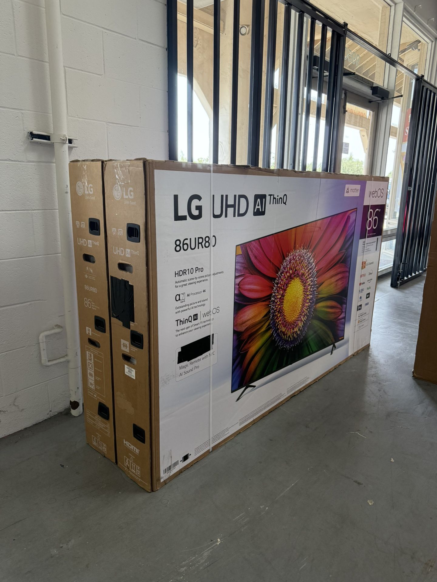 LG 86” UR8000 4K HDR SMART TV
