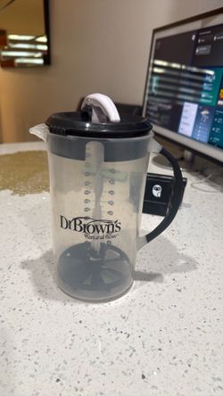 Formula mixer pitcher