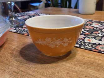 Vintage Pyrex Butterfly Gold 401 Bowl (1.5 Pt)