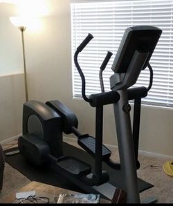2007 Like New Life Fitness 95XI Integrity Series Elliptical with Adjustable Features - Las Vegas, NV