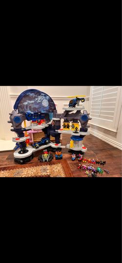 Large Interactive Bat Cave & Figu