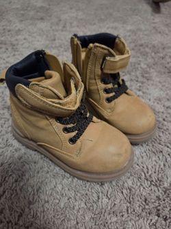 Kid boots Size 8