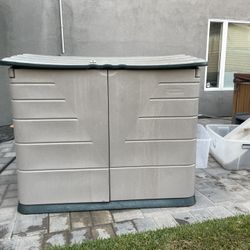 Outdoor Rubbermaid Storage