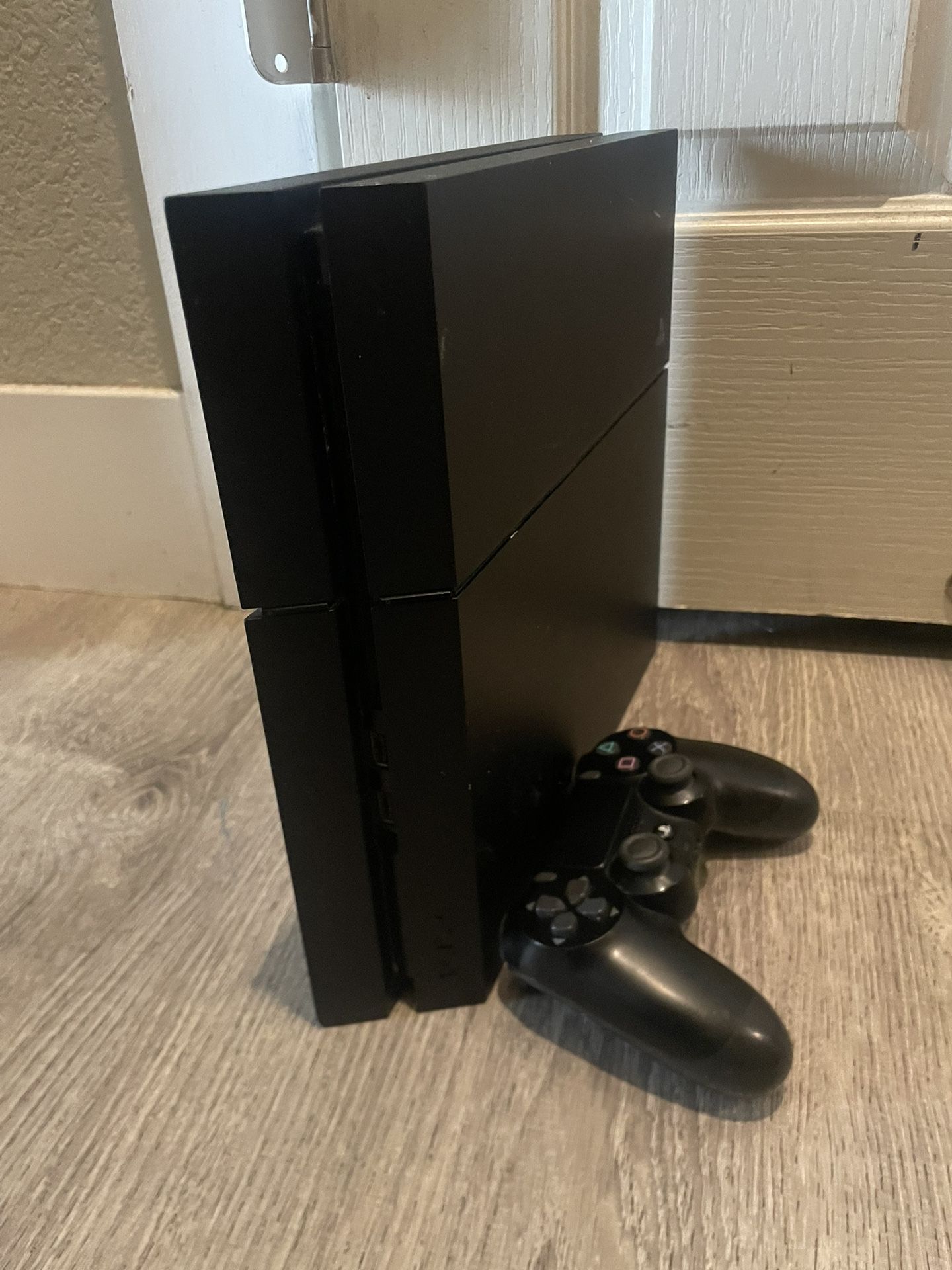 Playstation 4 With Ps4 Remote
