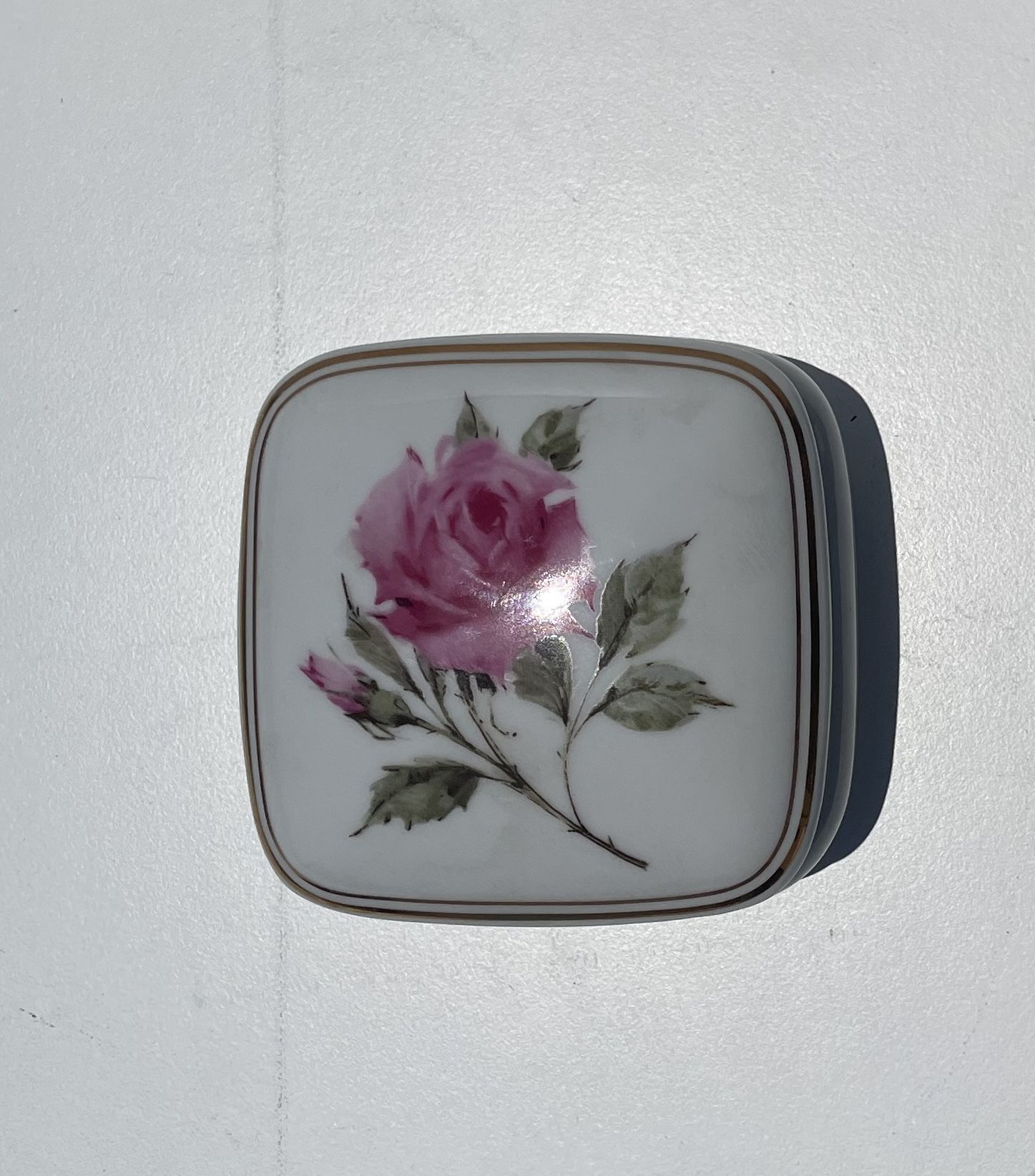 Porcelain "Happy Holidays" Vintage Avon Music Box 1987 Collectable Trinket Box