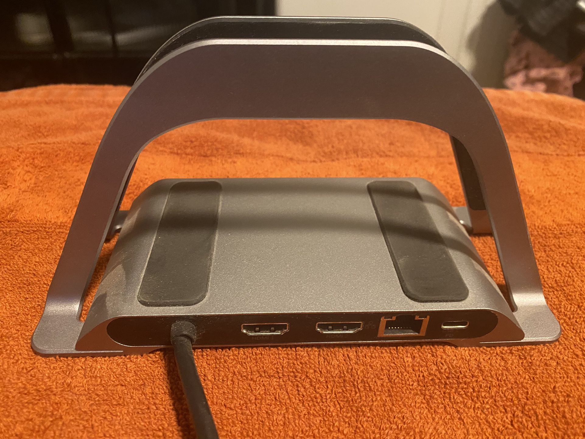 Human centric - Vertical MacBook Stand With Integrated Hub