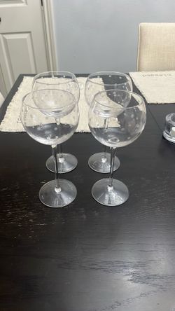 Kate Spade  4 Polka Dot Wine glasses $20.00