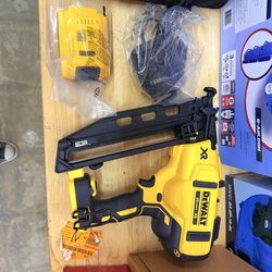 Dewalt  20V MAX XR 16-Gauge Electric Cordless Angled Finishing Nailer Kit