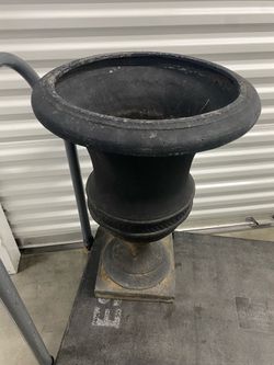 Black planter pots - easy to lift. Look heavy but are light