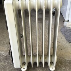 DeLonghi Oil-Filled Radiator Heater - Model 3107 (1500W)
