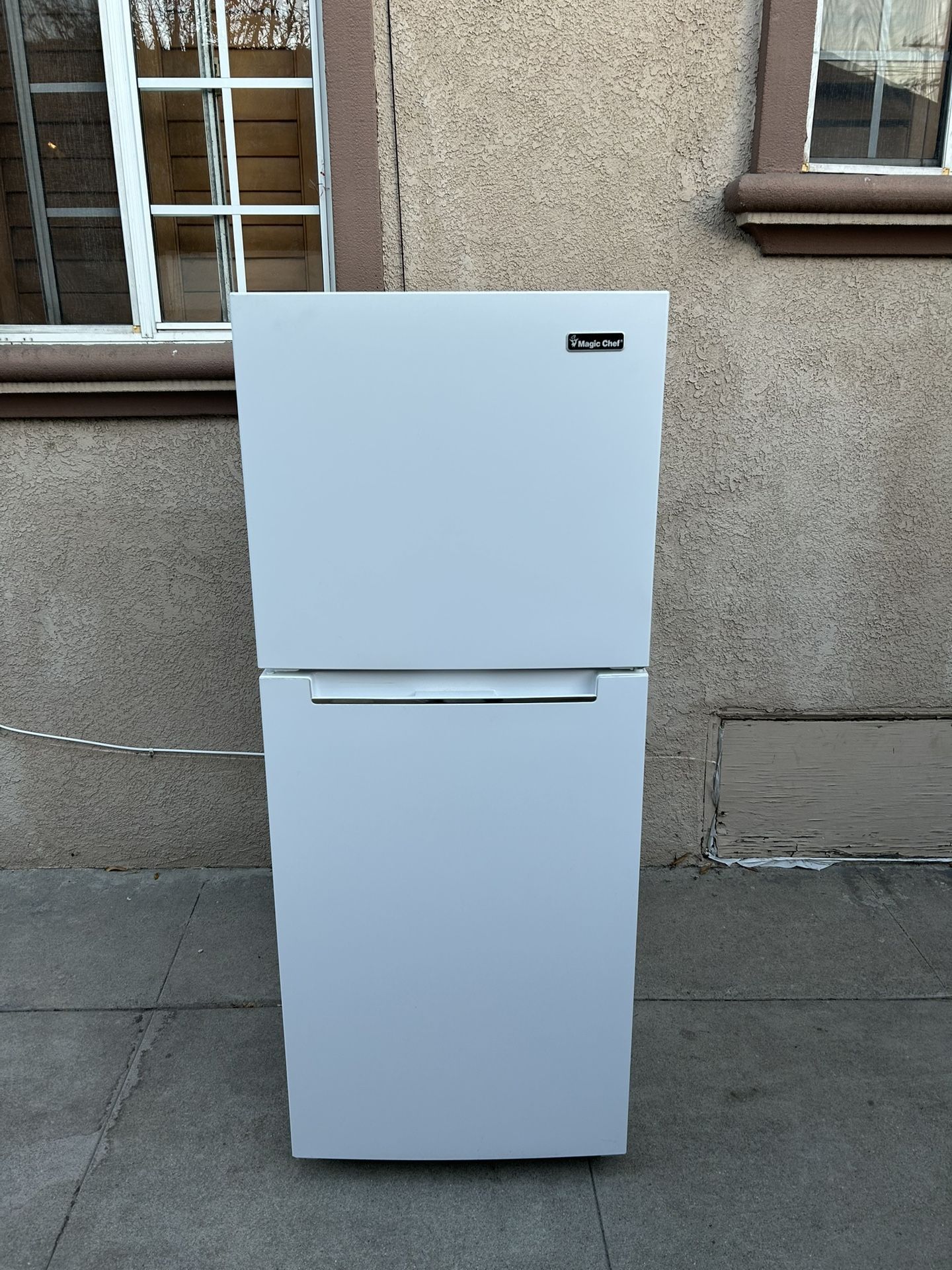24x26x60 Magic Chef Fridge White 14cuft 3 Months Warranty