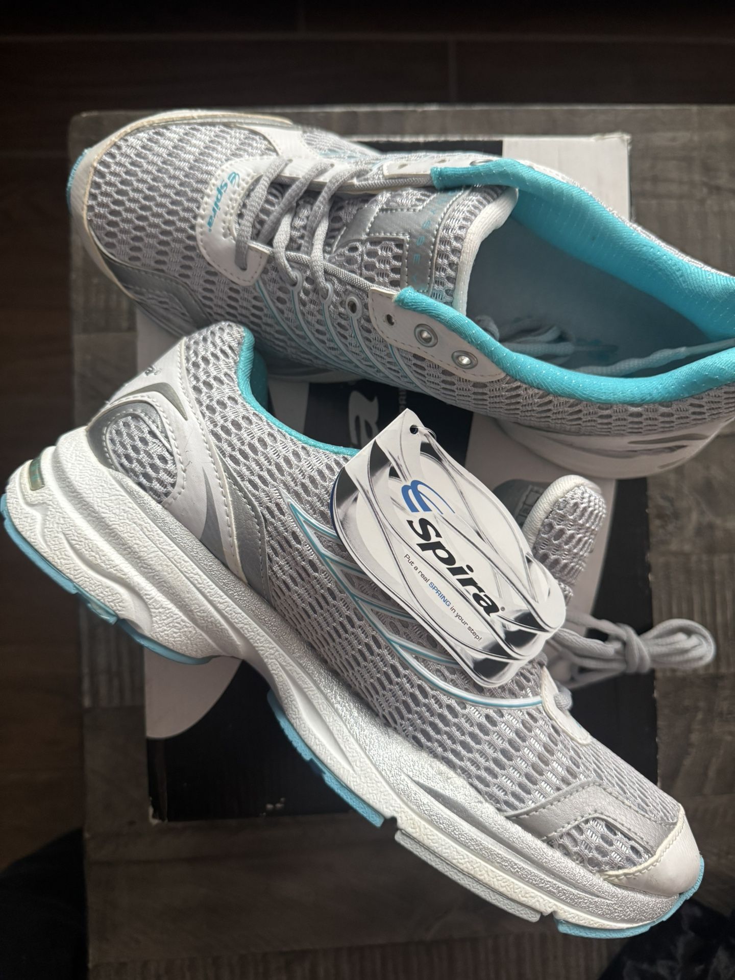 Women's tennis shoes size 9
