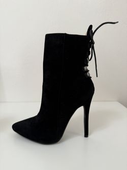 BLACK VELVETY BOOTIES - Size 6