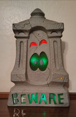 Gemmy Halloween 2004 Beware Animated Light up & Sound effects Tombstone Prop.