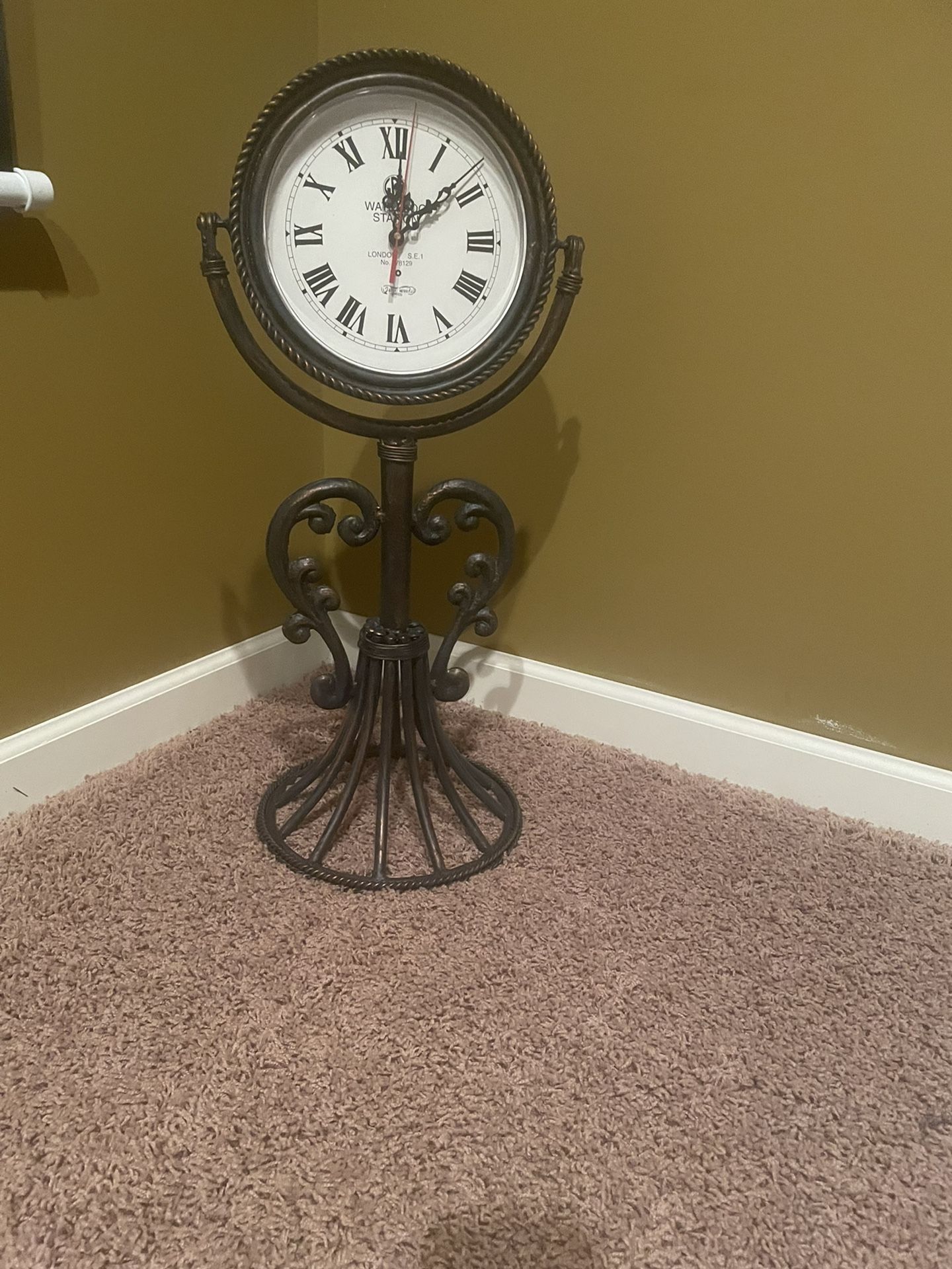 Old Fashion Antique Clock