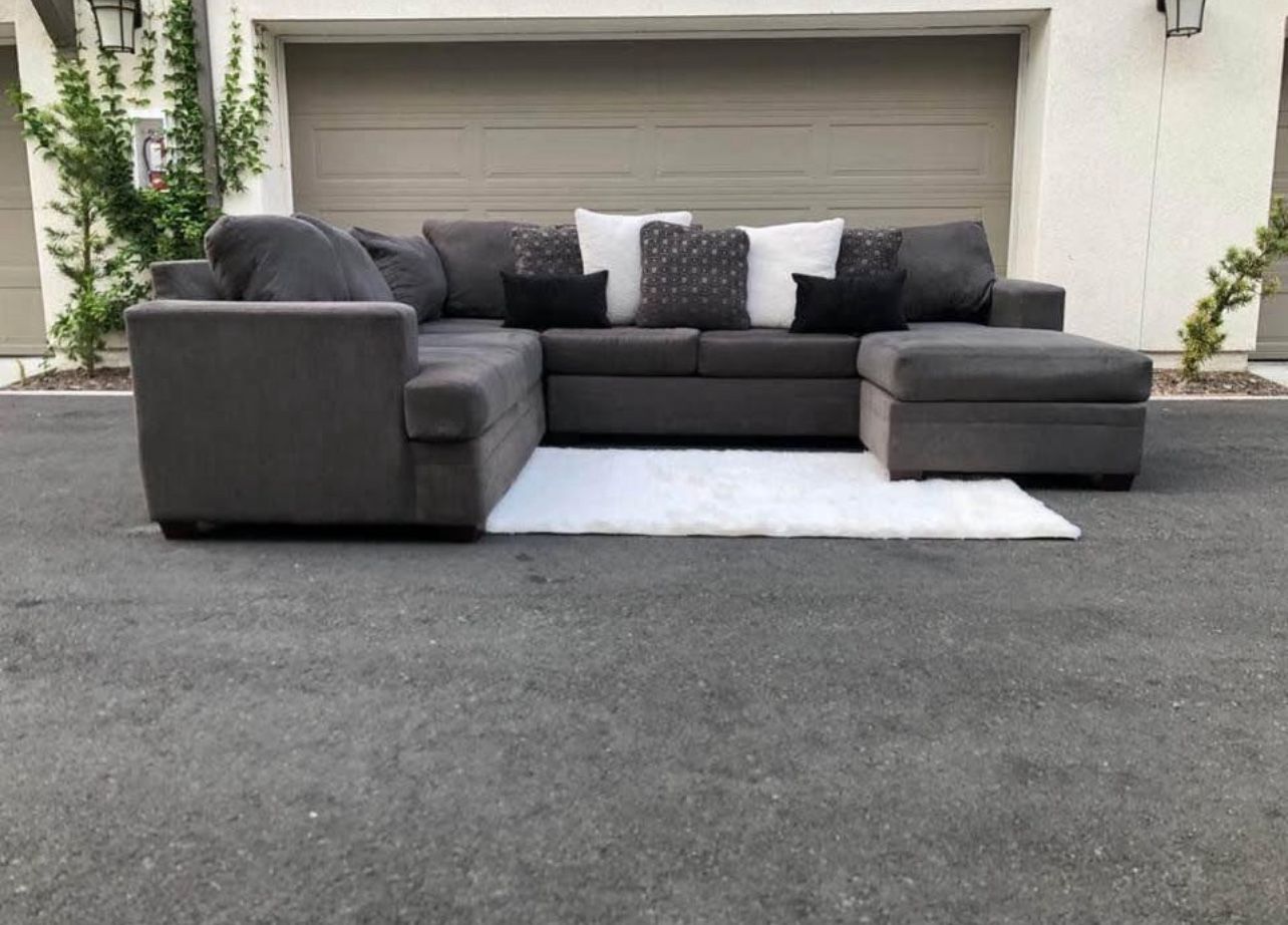 Huge Dark Grey Sectional Couch From Living Spaces In Excellent Condition - FREE DELIVERY 🚛