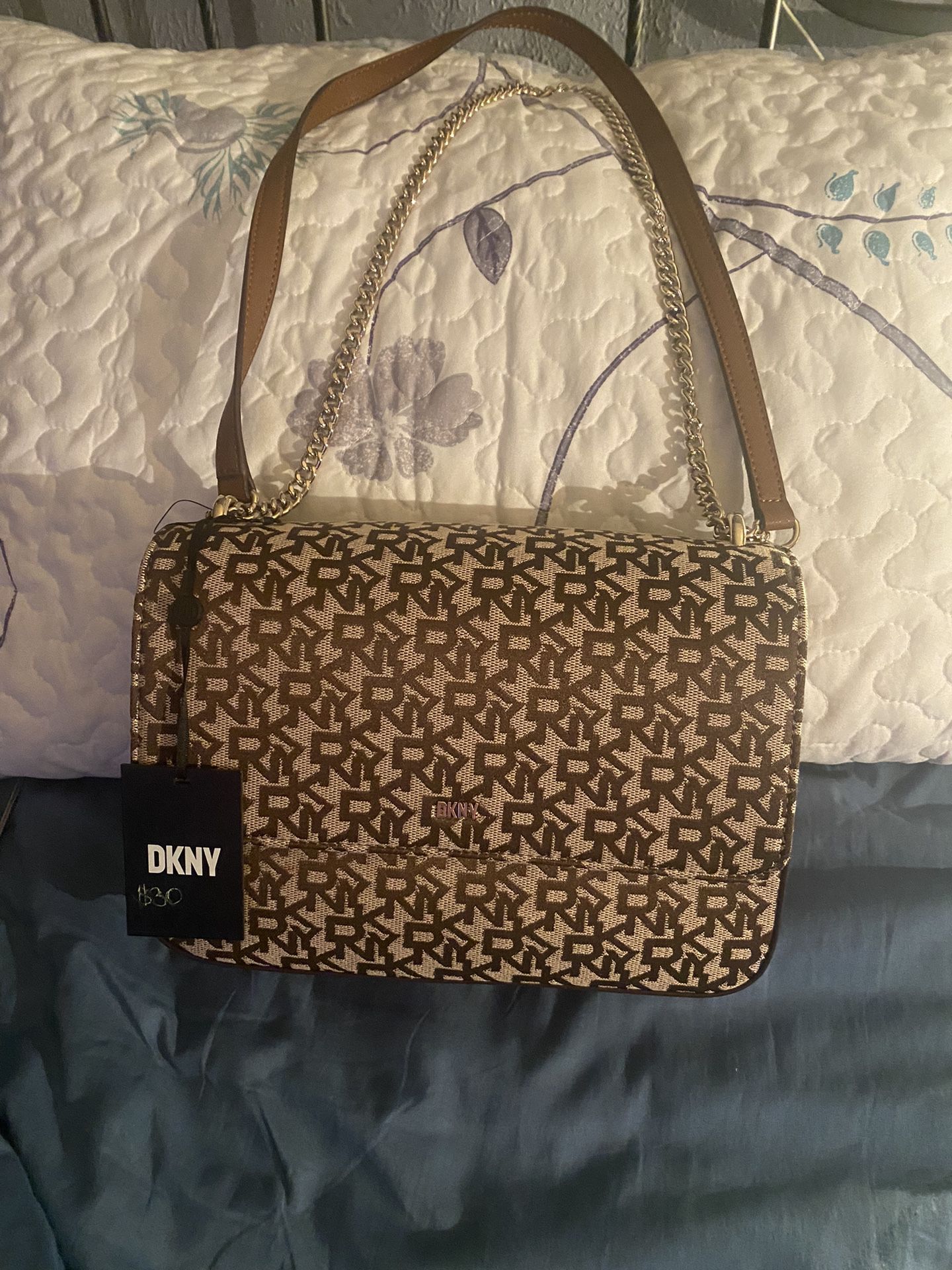DKNY Sina Crossbody Bag for Sale in Hawthorne, CA - OfferUp