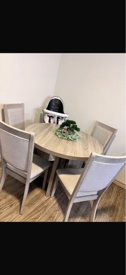 Dining Table with 4 Chairs – Excellent Condition
