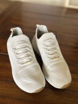White sketchers so 8.5 woman