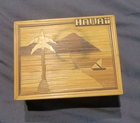 ☆☆☆Hawaii Wood Keepsake Box Palm Tree Sailboat Inlay, Red Lined with"HAWAII" Lid