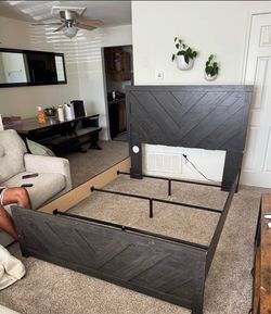 Queen bedframe