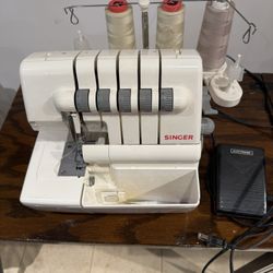 SINGER 14U557 SERGER SEWING MACHINE