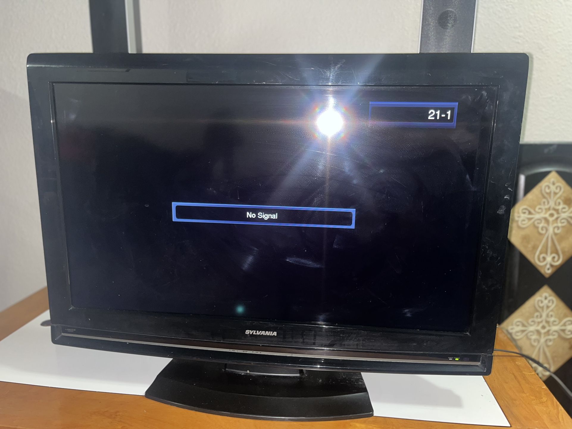 Sylvania LC321SSX 32-Inch HD Flat Panel LCD TV