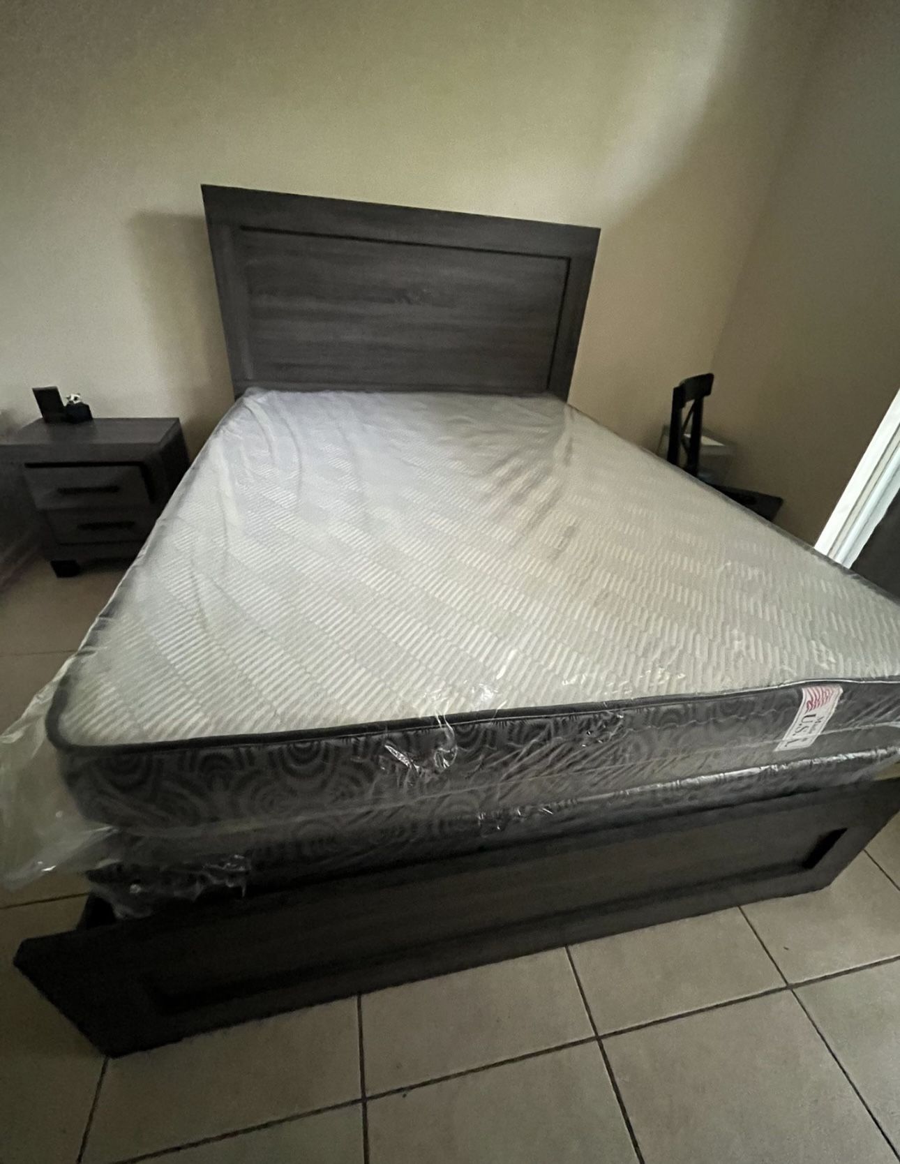 NEW MATTRESS QUEEN SIZE PLUSH WITH BOX SPRING