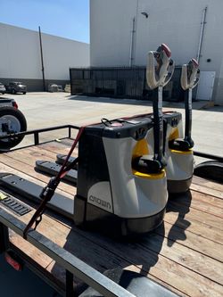 Crown electric pallet jacks new batteries