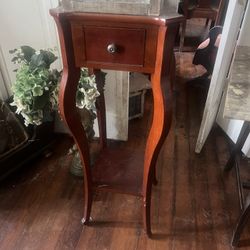 Vintage Queen Anne-Style Cherry Accent Table with Drawer