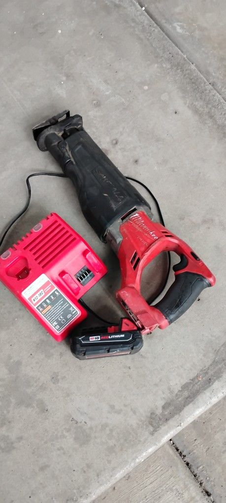 Sawsaw Milwaukee Batery Charger