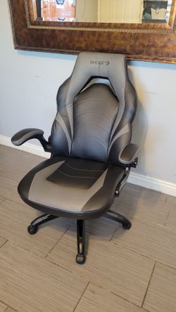 NICE BLACK AND GRAY GAMING CHAIR