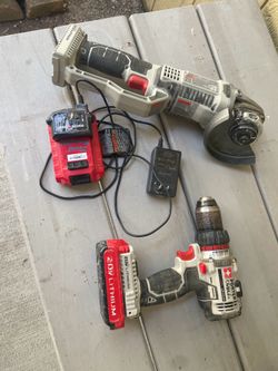 Dos baterías cargador grinter y drill todos juntos