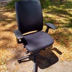 NICE ADJUSTABLE STEELCASE AMIA OFFICE CHAIR 