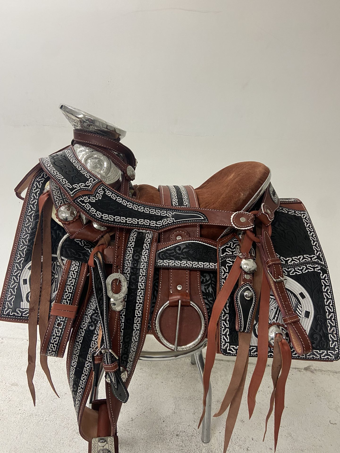 Nueva Montura Charra Bordada Con Herrage Y Fuste Plateado Completo