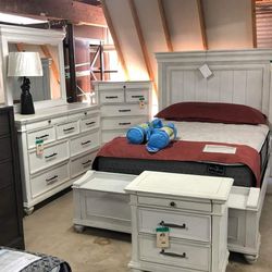 Brand New White Kanwyn 5 Piece Queen Bedroom Set // Easy Financing & Fast Delivery 