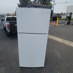 FRIGIDAIRE 28" OPEN BOX REFRIGERATOR CAN DELIVER ANYWHERE 