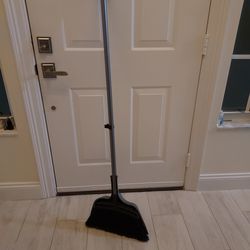 Sturdy handle broom and dustpan in excellent condition