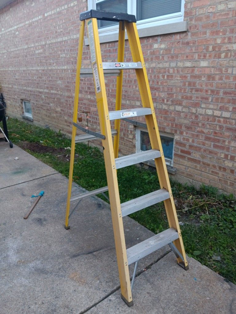 KELLER Fiberglass 6 Ft Ladder 250 Lb Duty Rating