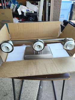 Vanity light for 4 bulbs