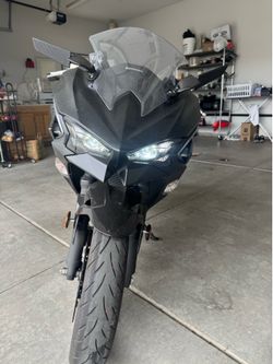 2025 Kawasaki Ninja 500 ABS – 300 Miles – Clean Title