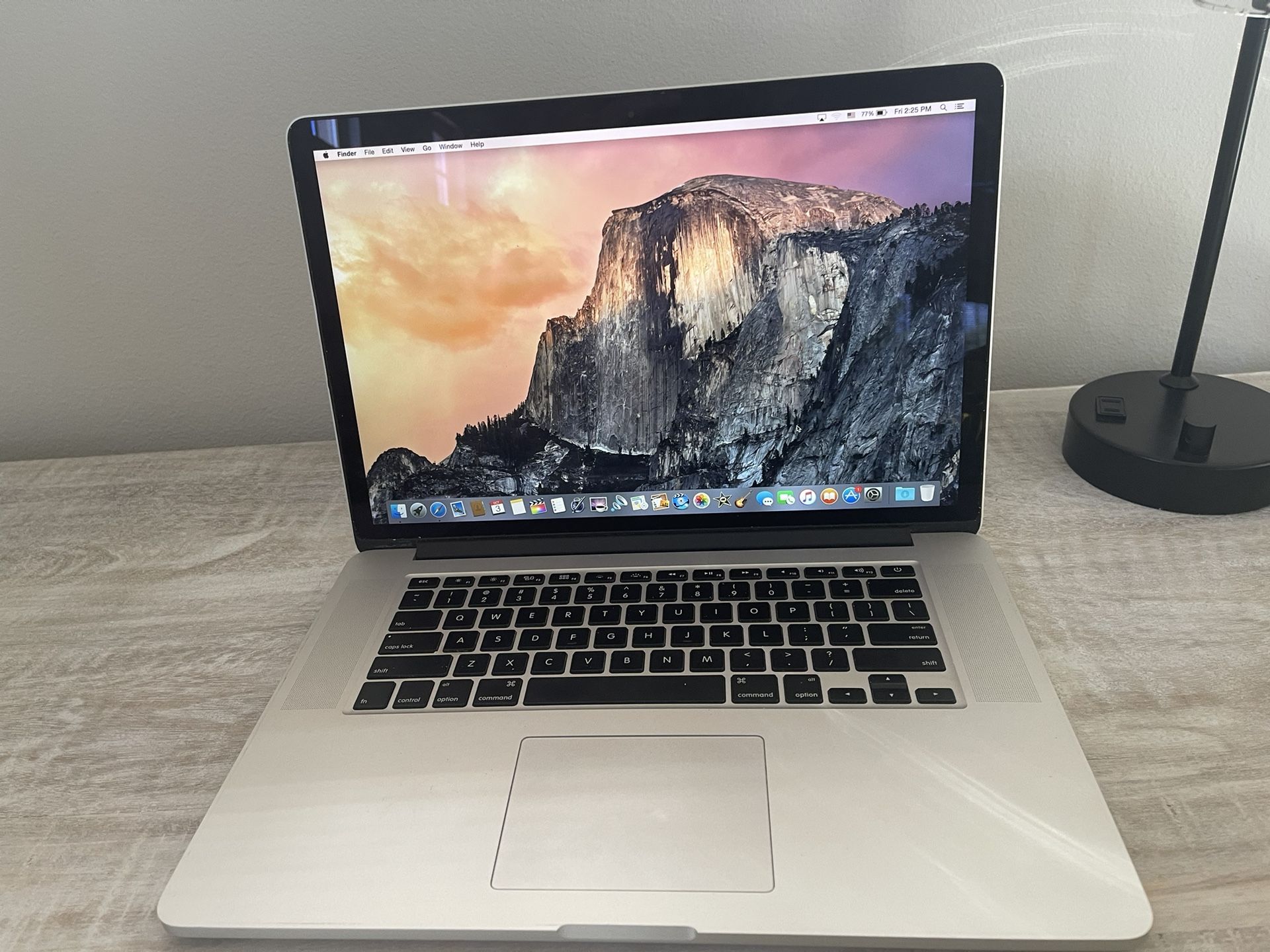 MacBook Pro 2.2 GHZ i7 Comes With Final Cut Pro And Other Software