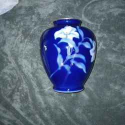 Beautiful Dark Blue Oriental Style Fine Ceramic Flower Vase w/ Flowers and Gold  Trim