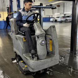 Advance Advenger Ride-On Floor Scrubber