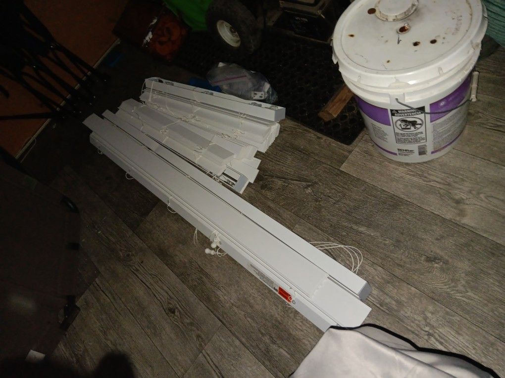 6' ×1 White Blinds 3'×2 Smaller Single Window Blinds