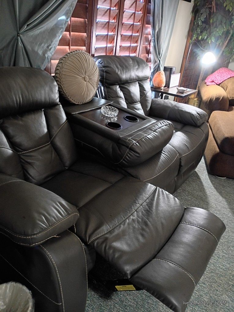 Green Leather Couch Reclined On Both Sides Table In The Middle That Folds Up And Down C